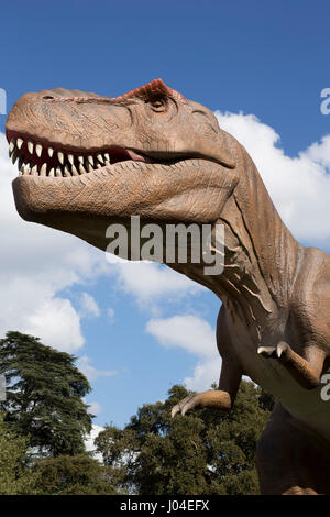 T-Rex, bewegliche Statue, animatronische Dinosaurier im Jurassic Königreich, Osterley Park, London. Stockfoto