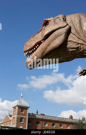 T-Rex, bewegliche Statue, animatronische Dinosaurier im Jurassic Königreich, Osterley Park, London. Stockfoto