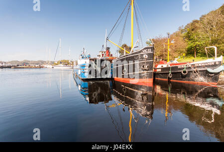 Crinan, Scotland, UK - 3. Juni 2011: The Vital Spark Clyde Puffer und andere Boote sitzen an einem sonnigen Tag auf das, was wir im Einzugsgebiet des Crinan Canal angedockt Stockfoto