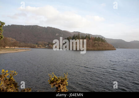 Die Insel und Herrn Walla Crag betrachtet von Mönchs Crag Derwent Wasser Keswick Lake District National Park Cumbria England Stockfoto