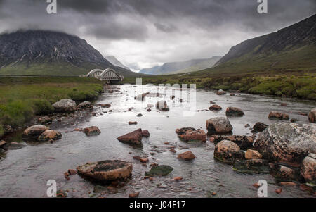 Der Fluß Etive rocky Mountain Stream läuft durch das große Torfmoor Landschaft des Rannoch Moor und unter der Art-déco-konkrete Bogenbrücke an der A82 Stockfoto