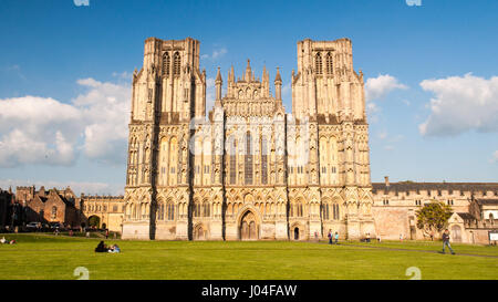 Wells, England - 25. Mai 2013: Die mittelalterliche Kathedrale Kirche des Hl. Andreas in kleinsten Stadt Wells, England. Stockfoto