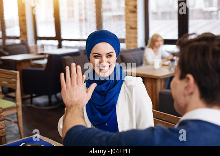 Fröhliche Businesscolleagues sitzen im café Stockfoto