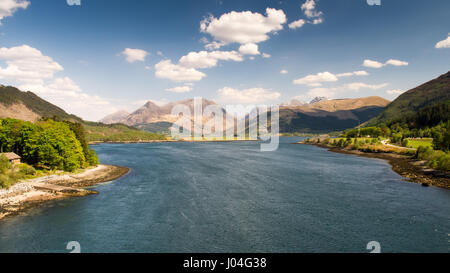 Auf der Suche nach unten Loch Leven Meeresarm von Ballachulish Brücke in den westlichen Highlands von Schottland. Stockfoto