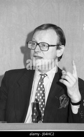 Rt Hon John Selwyn Gummer, Minister für Landwirtschaft, Fischerei und Ernährung und konservative Partei Parlamentsmitglied für Suffolk Coastal, besucht eine Party Pressekonferenz in London, England am 5. März 1992. Stockfoto