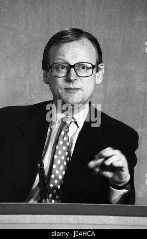 Rt Hon John Selwyn Gummer, Minister für Landwirtschaft, Fischerei und Ernährung und konservative Partei Parlamentsmitglied für Suffolk Coastal, besucht eine Party Pressekonferenz in London, England am 5. März 1992. Stockfoto