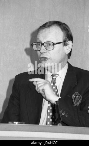 Rt Hon John Selwyn Gummer, Minister für Landwirtschaft, Fischerei und Ernährung und konservative Partei Parlamentsmitglied für Suffolk Coastal, besucht eine Party Pressekonferenz in London, England am 5. März 1992. Stockfoto