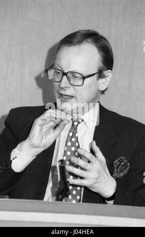 Rt Hon John Selwyn Gummer, Minister für Landwirtschaft, Fischerei und Ernährung und konservative Partei Parlamentsmitglied für Suffolk Coastal, besucht eine Party Pressekonferenz in London, England am 5. März 1992. Stockfoto