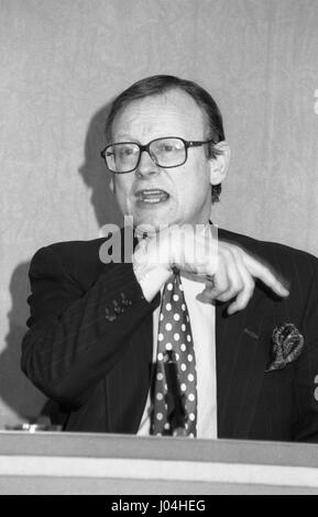 Rt Hon John Selwyn Gummer, Minister für Landwirtschaft, Fischerei und Ernährung und konservative Partei Parlamentsmitglied für Suffolk Coastal, besucht eine Party Pressekonferenz in London, England am 5. März 1992. Stockfoto