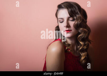 Schöne Brünette Modell mit elegante Frisur und roten Lippen Stockfoto