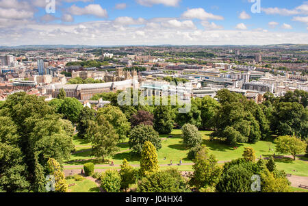 Bristol, England - 17. Juli 2016: Sommersonne bescheint Brandon Hill Park im Zentrum von Bristol City Hall und dem central Business District. Stockfoto