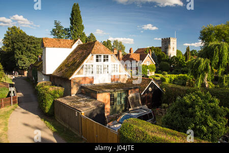 Reading, England, Großbritannien - 29 August 2016: traditionelle Cottages und Pfarrkirche neben der Themse in der Ortschaft Goring, Oxfordshire. Stockfoto