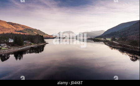 Die Berge von Glen Coe, spiegelt sich in den Loch Linnhe See Loch, gesehen von der Ballchulish Brücke in den westlichen Highlands von Schottland. Stockfoto