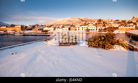 Hummer Töpfe liegen unter unberührten Schnee auf dem Meer Wand von helmsdale Hafen an der Küste von Moray Firth Sutherland in den Highlands von Schottland. Stockfoto