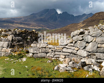 Alten Croft Hausruine mit Blaven in der Black Cuillin Berge in Ferne, Isle Of Skye, Schottland, Großbritannien Stockfoto