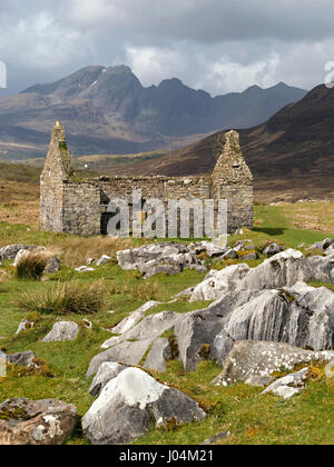 Ruiniert Old Manse Haus mit Blaven in der Black Cuillin Berge in der Ferne, Kilchrist, Isle of Skye, Schottland, Großbritannien Stockfoto