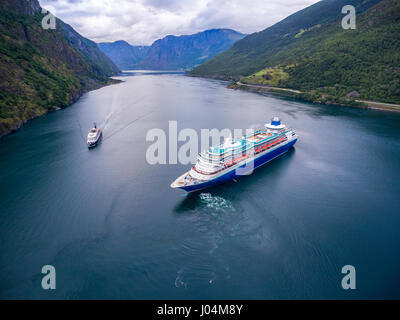 Kreuzfahrt Schiff, Kreuzfahrt-Liner am Sognefjord oder Sognefjorden, Luftaufnahmen Flam Norwegen Stockfoto
