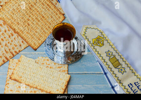 jüdische Produkte essen, jüdischer Feiertag Symbol Matzoh für jüdische Feiertag Pessach Pesach auf hölzernen Hintergrund. Ansicht von oben Stockfoto