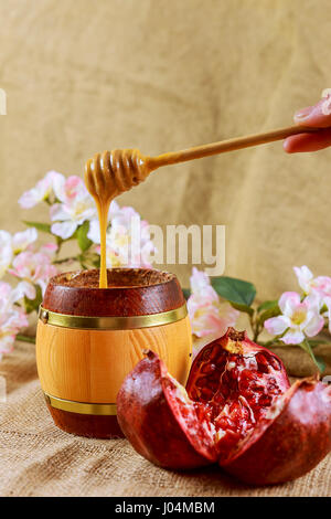 Granatapfel und ein Glas Rot Wein Nahaufnahme auf Matte. Stockfoto