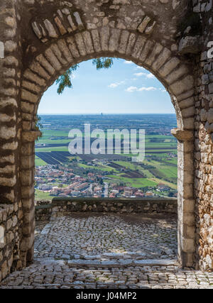 Landschaftliche Sehenswürdigkeit in Sermoneta, mittelalterliches Dorf in der Provinz Latina, Italien Stockfoto