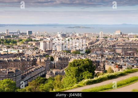 Der Blick über die Dächer von Leith und hinaus auf das Meer über die Firth-of-Forth von Calton Hill, Edinburgh an der Pfeife. Stockfoto