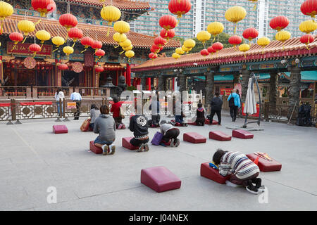 Anbetung in der buddhistischen Wong Tai Sin Tempel, Hong Kong Chinesen. Stockfoto