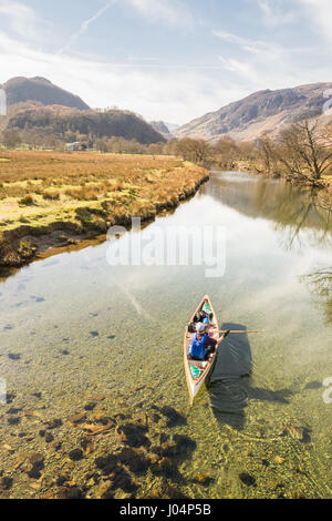 Kanu Kanu im Lake District, England, Großbritannien - Ein Mann und sein Hund conoeing auf dem Fluss Derwent, Derwentwater Stockfoto