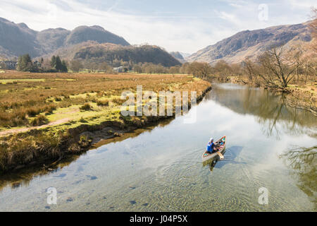 Kanu Kanu im Lake District, England, Großbritannien - Ein Mann und sein Hund conoeing auf dem Fluss Derwent, Derwentwater Stockfoto