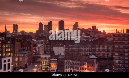 London, England, UK - 10. Januar 2011: Hochhäuser der City of London sind gegen den Sonnenaufgang gesehen von Clerkenwell Silhouette. Stockfoto