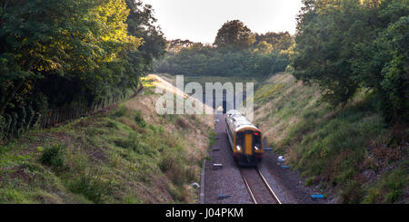 Gillingham, England - 24. Juli 2012: A South West Züge Klasse 159 Diesel Personenzug auf der West Of England Main Line im Sandley-Tunnel in der No Stockfoto