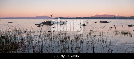 Lago Llanquihue See in Puerto Varas im chilenischen Patagonien mit vulkanischen Berge von Osorno und Calbuco darüber hinaus. Stockfoto