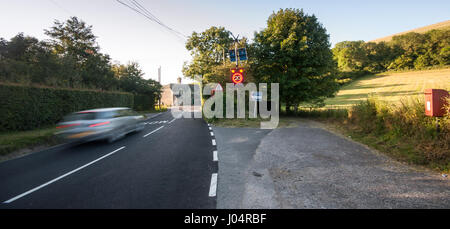 Shaftesbury, England, UK - 28. Juli 2012: Verkehr durch Melbury Abbas Dorf im ländlichen North Dorset, Aktivierung eines elektronischen Tempolimit sig Stockfoto