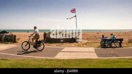 Lancing, England, UK - 18. August 2012: Ein männlicher Radfahrer Fahrradtouren eine traditionelle aufrecht "Dutch" an einem sonnigen Tag auf einem National Cycle Network Weg neben Stockfoto