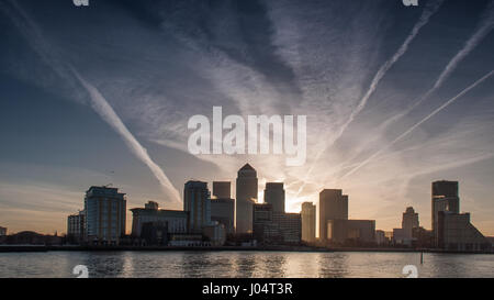 London, England, Vereinigtes Königreich - 11. März 2011: Canary Wharf und Wolkenkratzer des Londoner Finanzviertels Docklands sind vor Sonnenaufgang und A geschützt Stockfoto