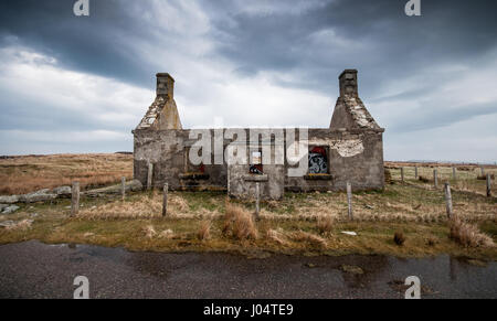 Die moine Haus, die Ruine eines traditionellen Steinhaus auf düster und remote Moorland in Sutherland im Norden der Highlands von Schottland. Stockfoto