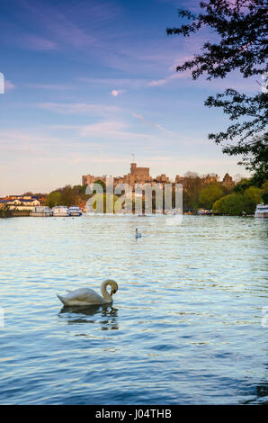 Blick auf die Themse auf Schloss Windsor am Abend wie die Sonne beginnt zu gründen. Stockfoto