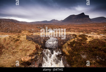 Ein Gebirgsbach fließt in Strömen Quinag Berg in der Nähe von Kylesku in Assynt im hohen Norden westlich von den schottischen Highlands. Die alten stillgelegten Straße c Stockfoto