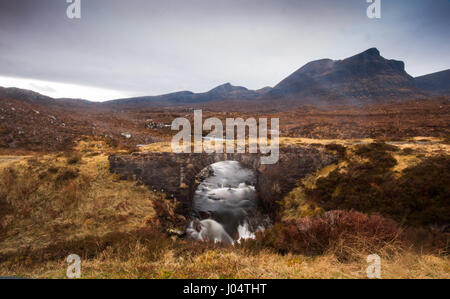 Ein Gebirgsbach fließt in Strömen Quinag Berg in der Nähe von Kylesku in Assynt im hohen Norden westlich von den schottischen Highlands. Die alten stillgelegten Straße c Stockfoto