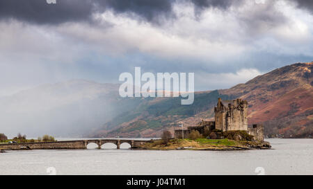 Die malerische mittelalterliche Clan Burg Eilean Donan steht auf einer kleinen Insel im Loch Duich unter den Bergen von den westlichen Highlands von Schottland. Stockfoto