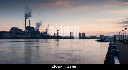 London, England, Großbritannien - 7. März 2010: Sonnenaufgang Silhouetten Dampf steigt aus der Zuckerraffinerie Tate & Lyle an der Flussmündung der Themse bei Stockfoto