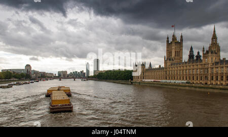 London, England, UK - 5. Oktober 2012: Fracht Lastkähne, die containerfracht Abfall und Recycling sind auf der Themse gezogene Vergangenheit Parlament. Stockfoto