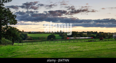 Gillingham, England, UK - 6. Oktober 2012: A South West Züge Klasse 159 Personenzug rast durch Ackerland im Norden Dorset Blackmore Vale. Stockfoto