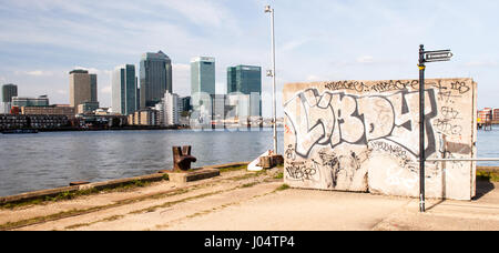 Ein kurzes Segment Betonwand, ein Überbleibsel der industriellen Regeneration auf die Thames Path in North Greenwich, Blick über die Themse auf th Stockfoto