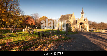 London, England, Großbritannien - 11 November, 2012: Bäume Anzeige Farben des Herbstes und Drop Blätter auf Gräber rund um die Kapelle von lambeth Friedhof in Tooting, Sout Stockfoto