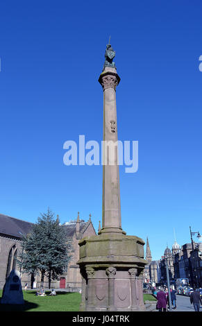 Der Mercat Cross (Market Cross) außerhalb der Stadt Kirchen in Dundee, Schottland, mit einem Einhorn an der Spitze. Diese Rekonstruktion des Originals errichtet in 1 Stockfoto