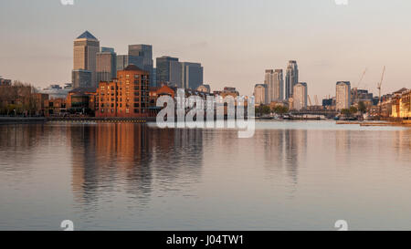 London, England, UK - 20. April 2010: Wolkenkratzer im Finanzdistrikt London Docklands Canary Wharf spiegeln sich in ruhigen Gewässern des Greenland Dock. Stockfoto