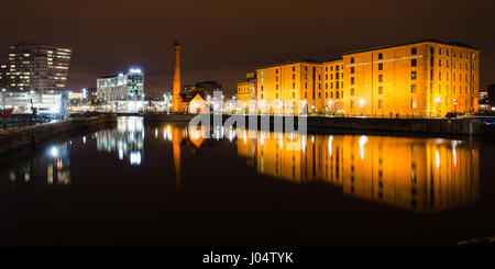 Liverpool, England, UK - 4. November 2014: Das Pumpenhaus und Lager von komplexen historischen Albert Dock in Canning Dock, Liverpool wider. Stockfoto