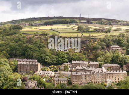 Straßen und Häuser am steilen Hang bei Hebden Bridge in Yorkshire Calder Valley gebaut. Stockfoto