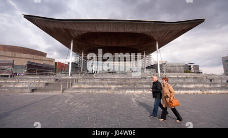 Cardiff, Wales - 17. März 2013: Ein paar Fuß vorbei an der walisischen Versammlung Parlamentsgebäude in Cardiff Bay. Stockfoto