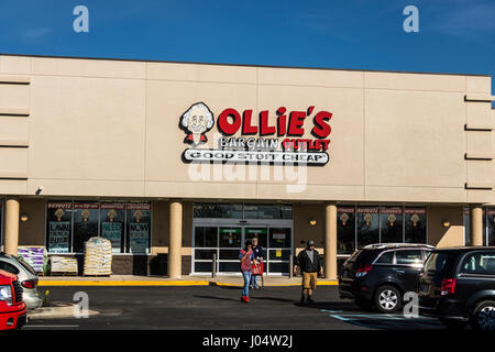 Lafayette - ca. April 2017: Ollies Schnäppchen Outlet. Ollies führt eine breite Palette von Sonderposten/Restposten Ware IV Stockfoto